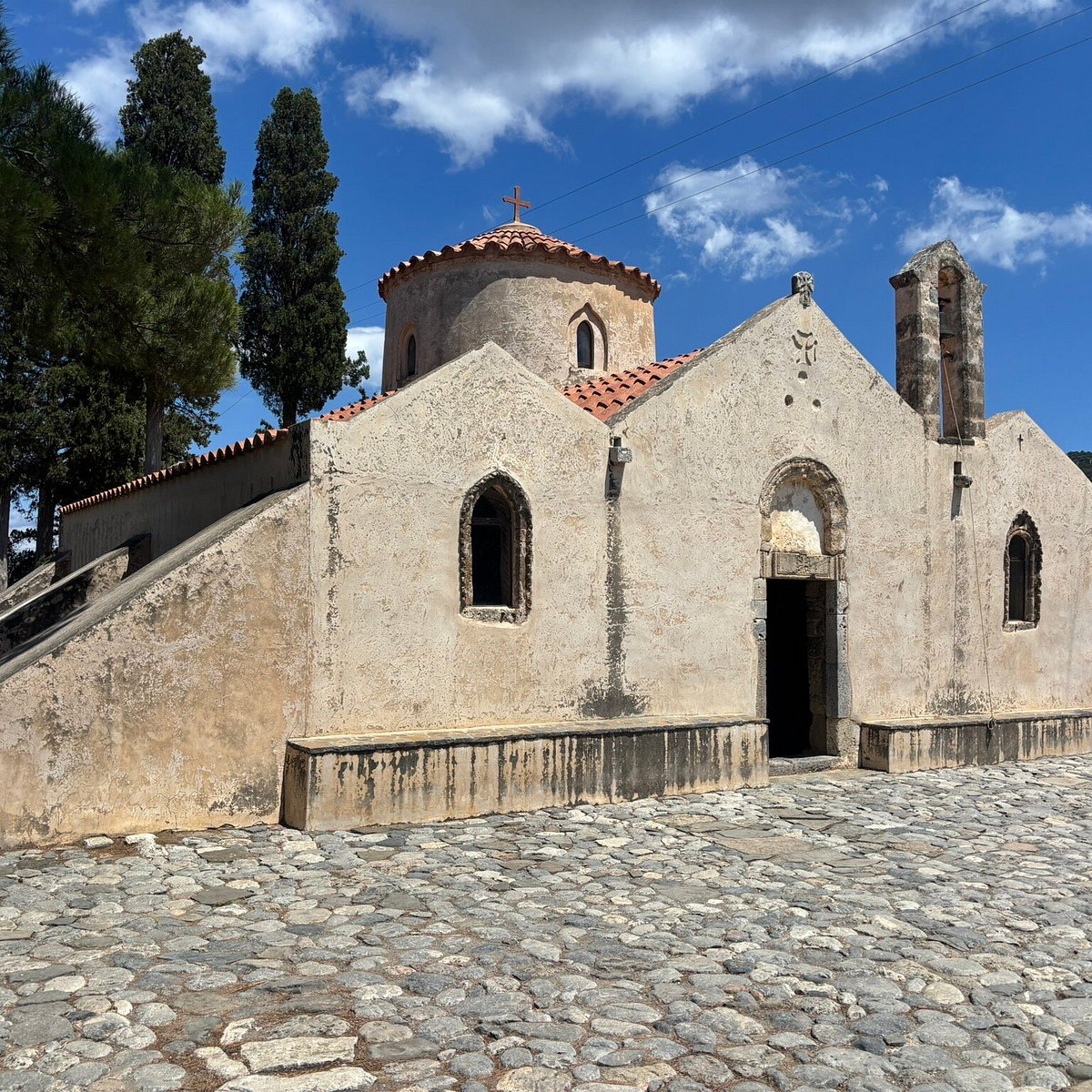 Panagia Kera bij Kritsa, met haar lichte gevel, koepel, klokkentoren en stenen voorplein