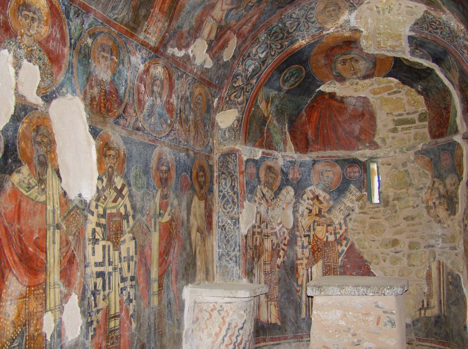 Eeuwenoude fresco’s in Panagia Kera met heiligenfiguren, aureolen en beschilderde bogen